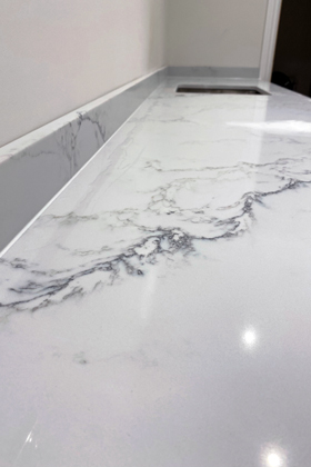 white marble quartz worktop kitchen
